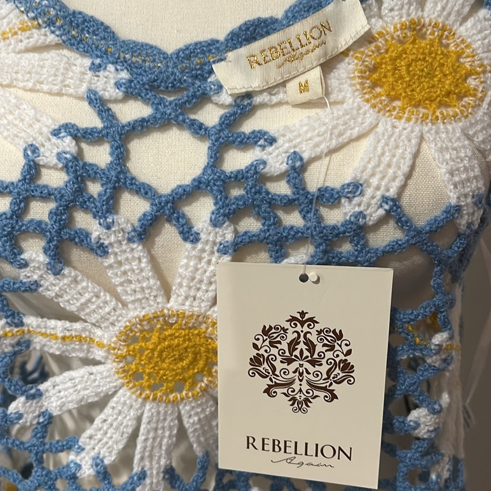 REBELLION Daisy Crochet Style Top SZ M Blue White and Yellow Floral Crop Top NWT - Picture 6 of 10